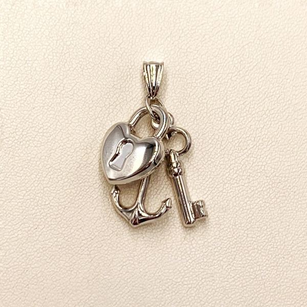 Золотий кулон білого кольору