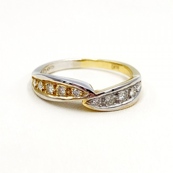 Золотое кольцо в желтом с белым цвете с белыми бриллиантами