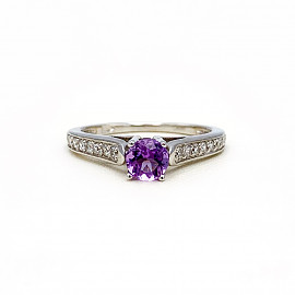 Золотое кольцо белого цвета с фиолетовым аметистом
