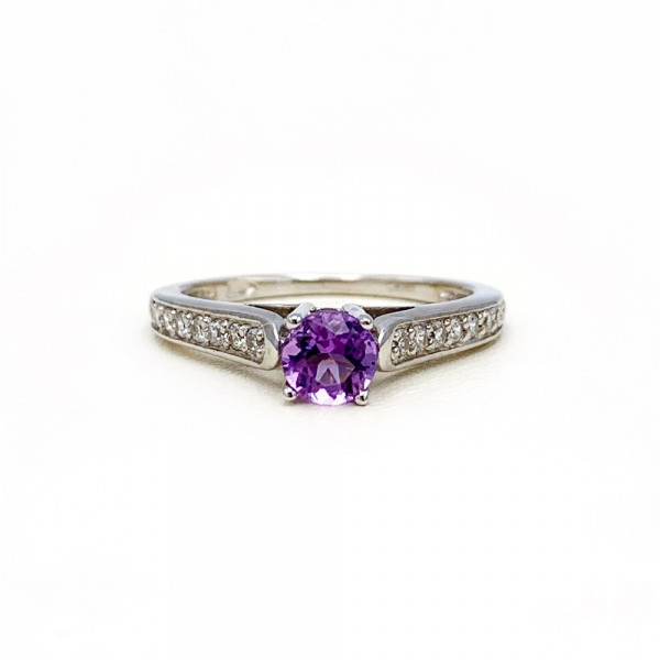 Золотое кольцо белого цвета с фиолетовым аметистом