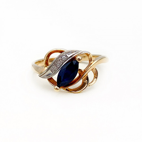 Золотое кольцо красного с белым цвета с синим корундом и белыми бриллиантами