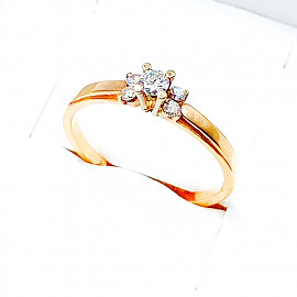 Золотое кольцо красного с белым цвета с белыми бриллиантами