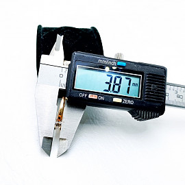 Золотое кольцо красного с белым цвета с белыми бриллиантами