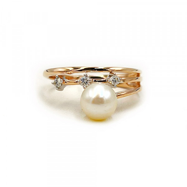 Золотое кольцо с белыми бриллиантами и жемчугом