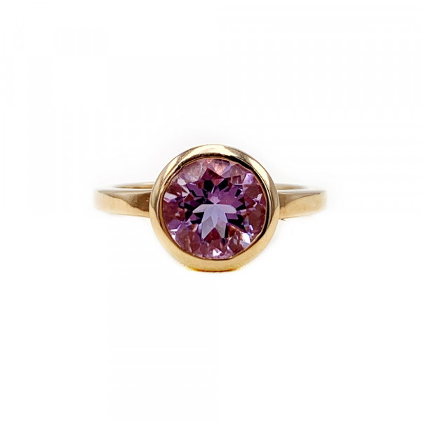 Золотое кольцо в красном цвете с фиолетовым аметистом