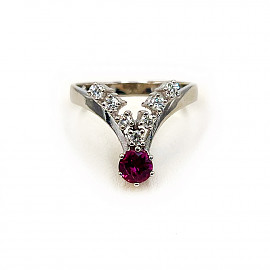 Золотое кольцо белого цвета с красным корундом и белыми бриллиантами 01-200768473