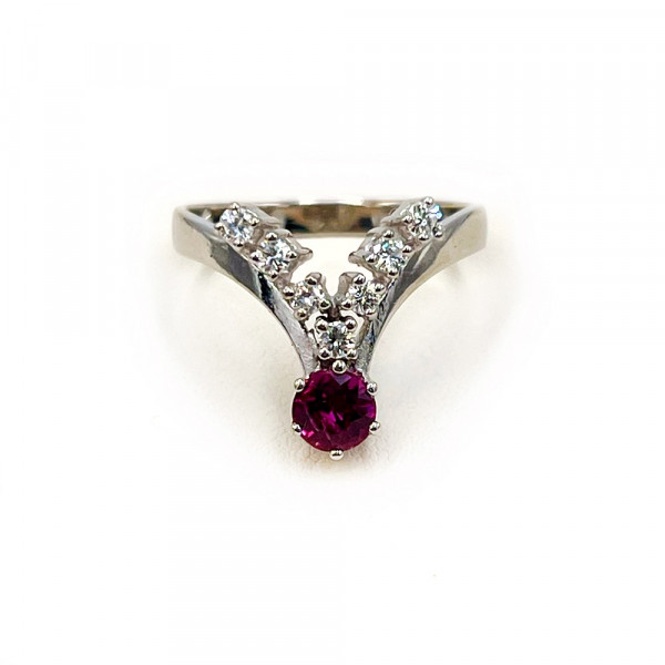 Золотое кольцо белого цвета с красным корундом и белыми бриллиантами