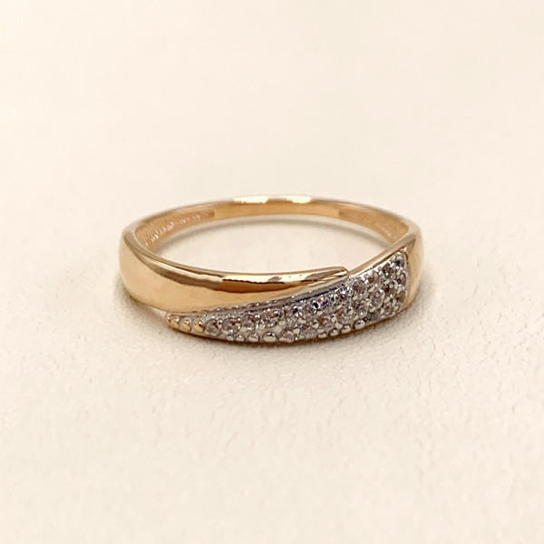 Кольцо из золота в красном с белым цвете с цирконом