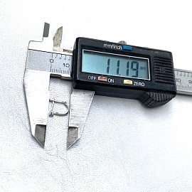 Золотые серьги в белом цвете с желтым бриллиантом