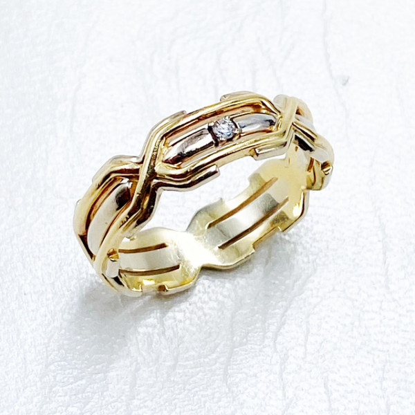 Золотое кольцо в желтом с белым цвете с желтым бриллиантом