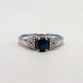Золотое кольцо с синим корундом и белыми бриллиантами 01-200038777