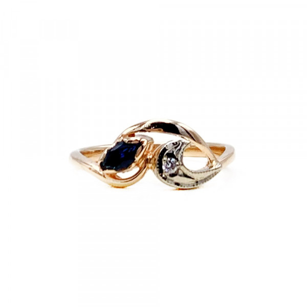 Золотое кольцо красного с белым цвета с синим корундом и белым бриллиантом