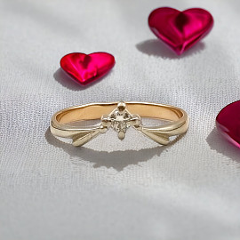 Золотое кольцо в красном с белым цвете с желтым бриллиантом