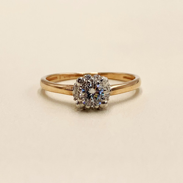 Золотое кольцо красного с белым цвета с цирконом