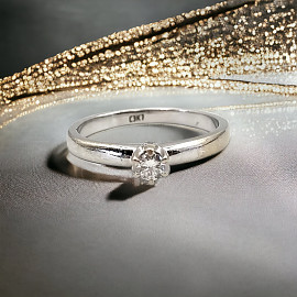 Золотое кольцо белого цвета с белым бриллиантом 01-19260479