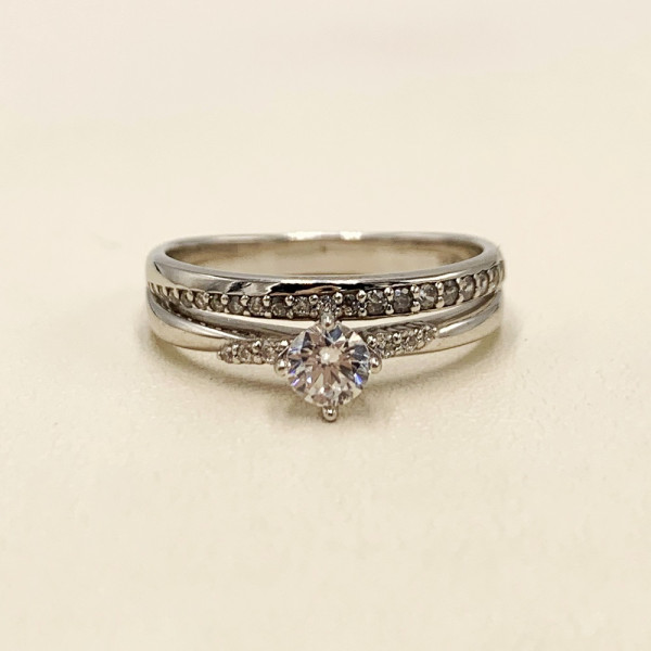 Кольцо из золота белого цвета с цирконом