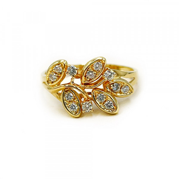 Золотое кольцо желтого цвета с белыми бриллиантами