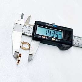 Золоті сережки у червоному кольорі з білими діамантами