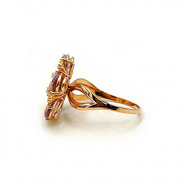 Золотое кольцо в красном цвете с сиреневыми аметистами и цирконом «Цветок»