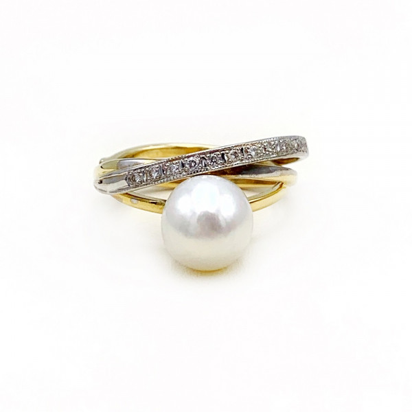 Золотое кольцо с белыми бриллиантами и жемчугом