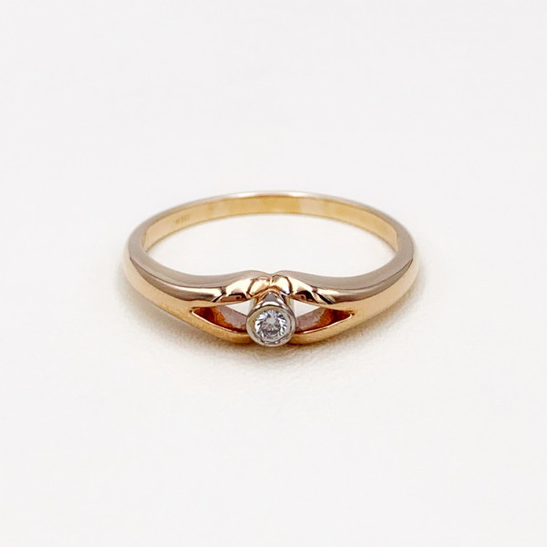 Кольцо из красного золота с белым бриллиантом