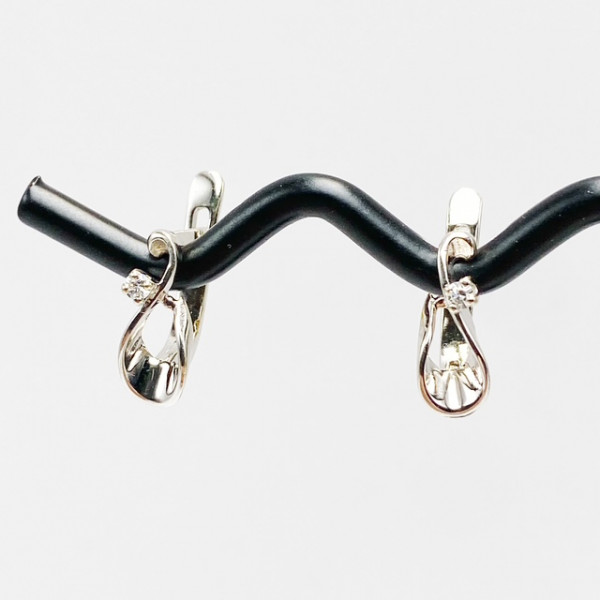 Сережки з золота білого кольору з білими діамантами