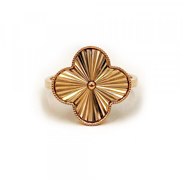 Золотое кольцо красного цвета