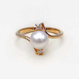 Золотое кольцо в красном цвете с белыми бриллиантами и цирконом
