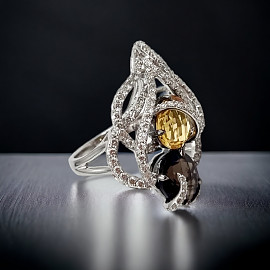 Золота каблучка у білому кольорі з димчастим кварцом, жовтим цитрином та жовтими діамантами