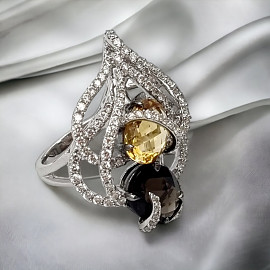 Золотое кольцо в белом цвете с дымчатым кварцем, желтым цитрином и желтыми бриллиантами
