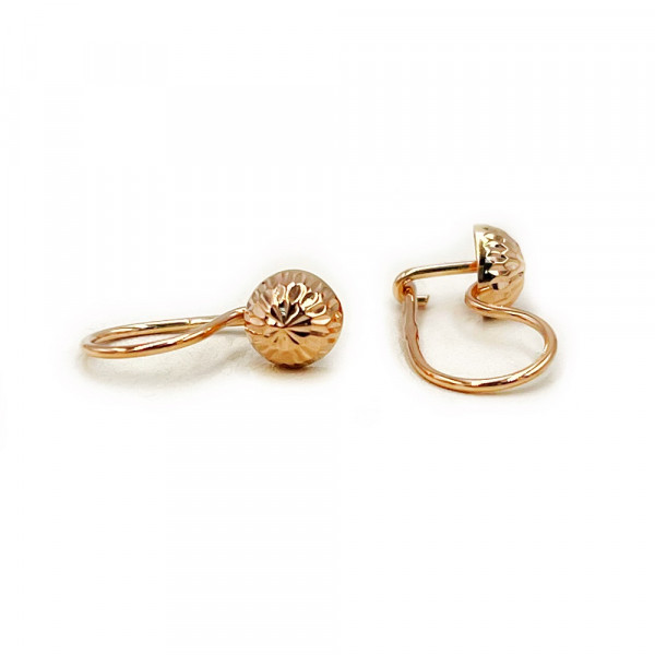 Золотые серьги в красном цвете