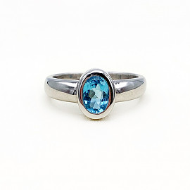 Золотое кольцо белого цвета с голубым топазом