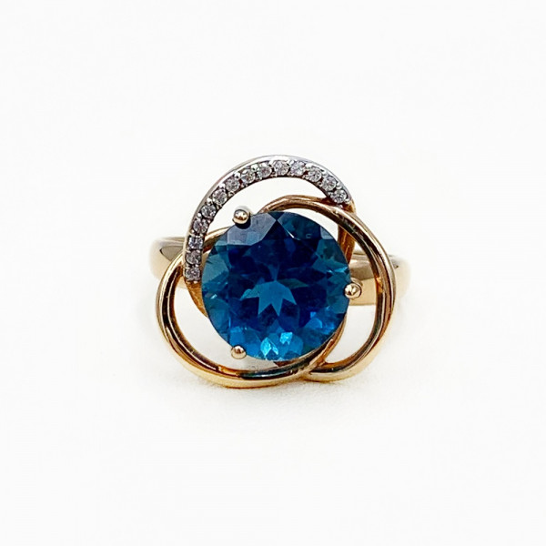 Золотое кольцо красного цвета с голубым топазом