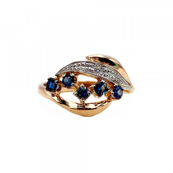 Золотое кольцо красного с белым цвета с синими корундами и белым бриллиантом