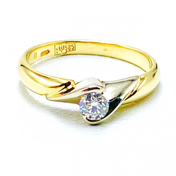 Золотое кольцо с белым бриллиантом