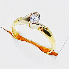 Золотое кольцо с белым бриллиантом