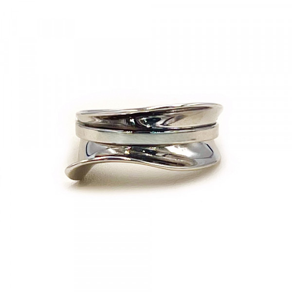 Золотое кольцо белого цвета