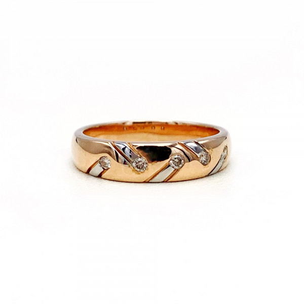 Золотое кольцо красного с белым цвета с коричневыми бриллиантами