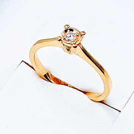 Золота каблучка червоного кольору з білим діамантом