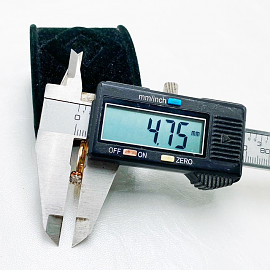 Золотое кольцо в красном с белым цвете с белыми бриллиантами