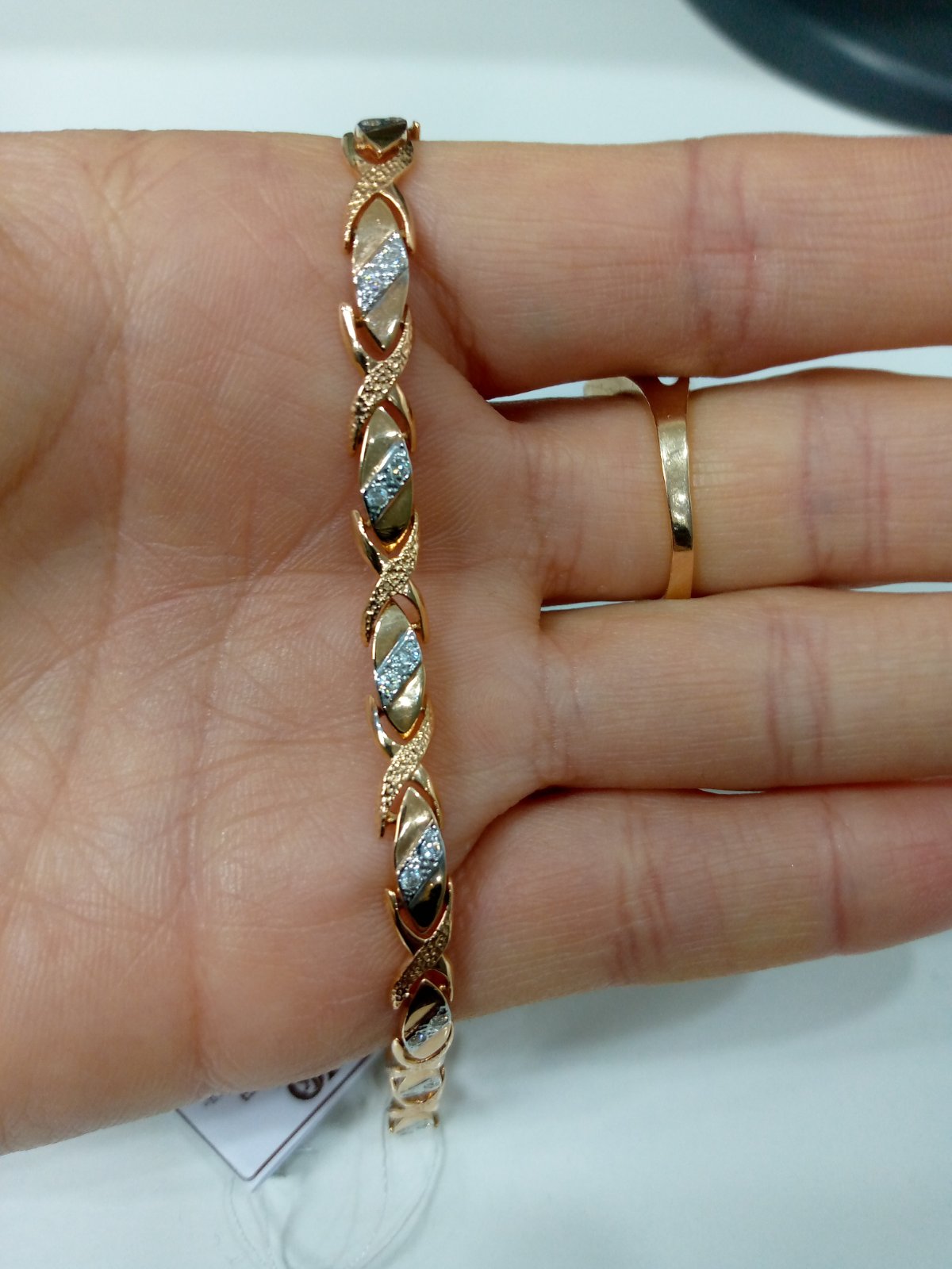 Золотой браслет с цирконом