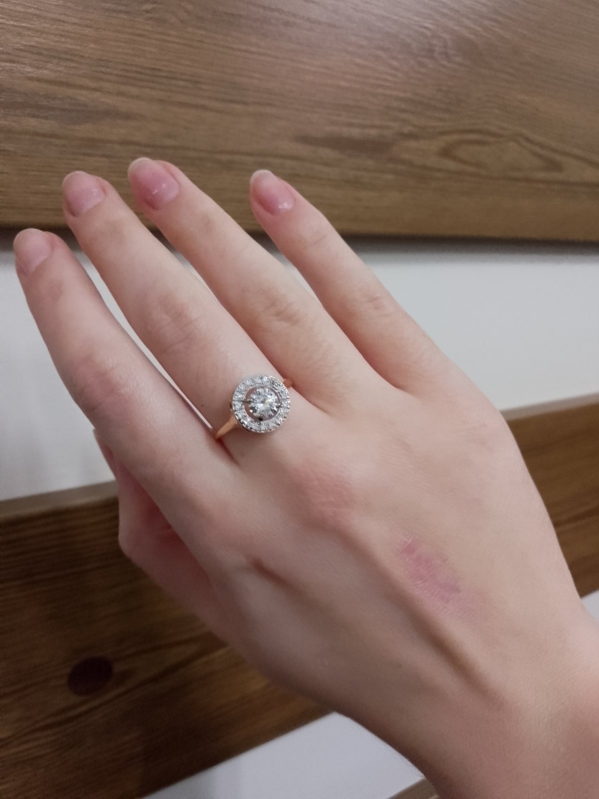 Золота каблучка з цирконом «Коло»