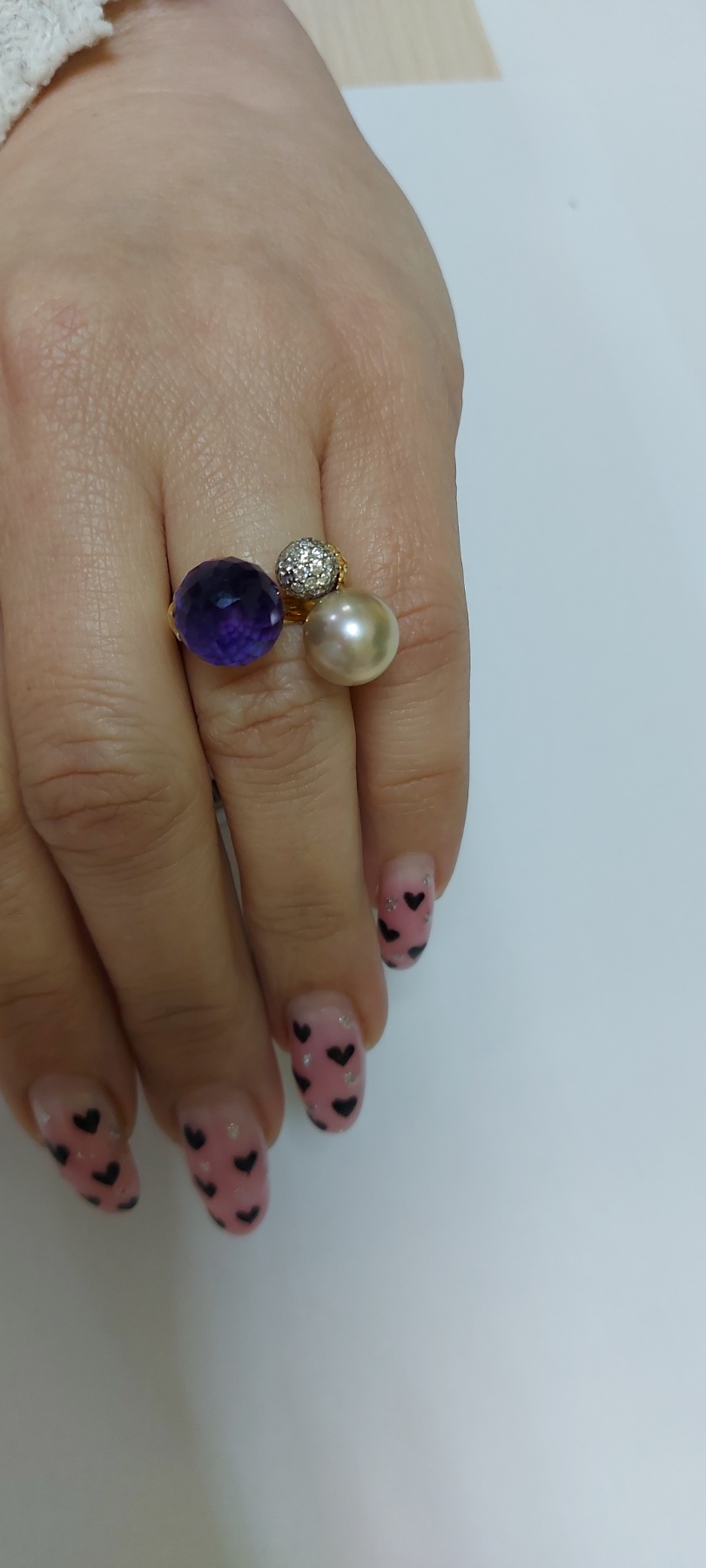 Каблучка з золота у жовтому з білим кольорі з білими діамантами, цирконом та перлиною