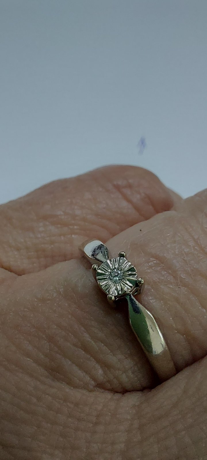 Каблучка з золота з білим діамантом